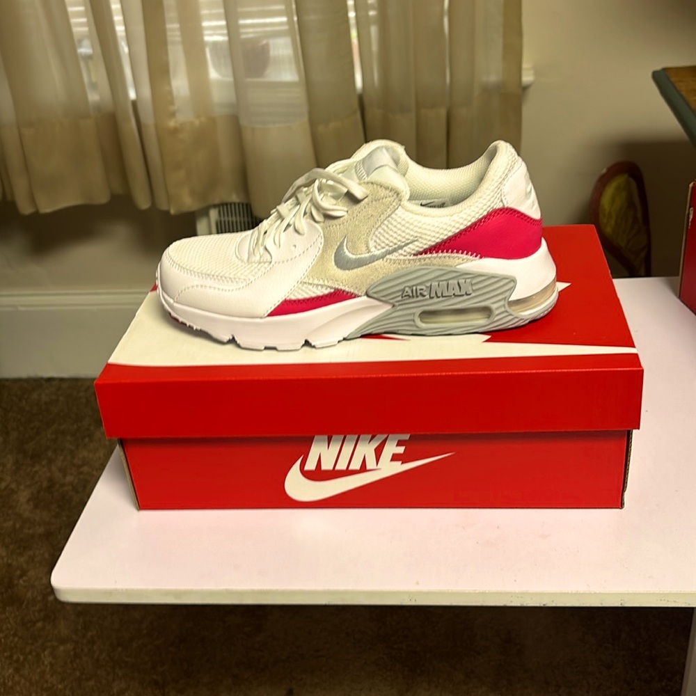 1 pair nike air never worn in box